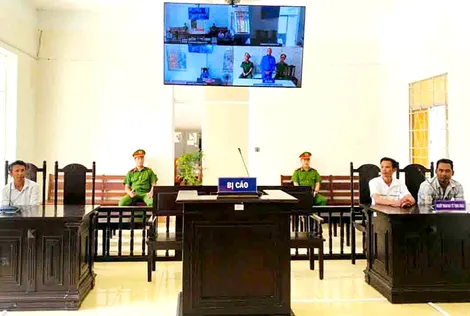 Lãnh án tù vì bắt, giữ người trái pháp luật và sử dụng trái phép vũ khí quân dụng