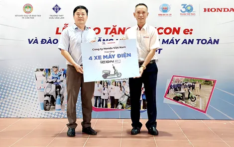 Hệ thống HEAD Hồng Đức trao tặng xe gắn máy điện ICON e: