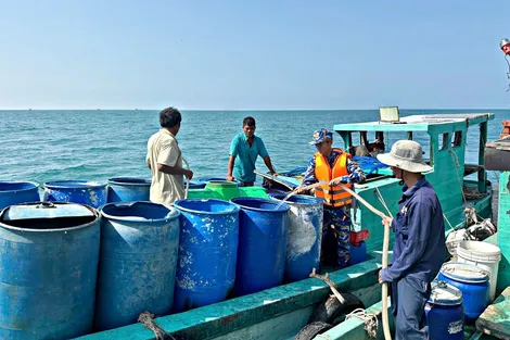 Hải quân cấp nước ngọt cho người dân đảo Hòn Chuối