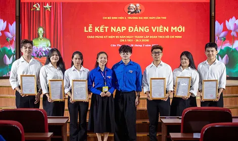 6 sinh viên Trường Đại học Nam Cần Thơ được kết nạp Đảng