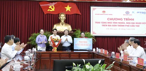 Bộ Nông nghiệp và Môi trường trao 155 căn nhà tình nghĩa, nhà đại đoàn kết trên địa bàn TP Cần Thơ