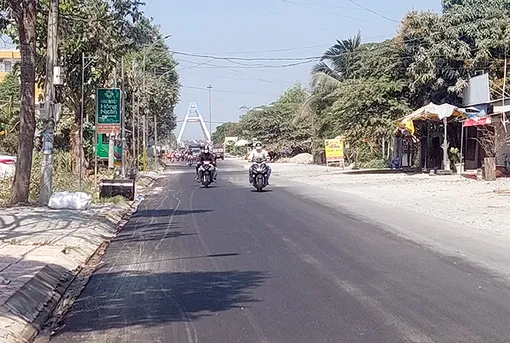 Mặt đường Trần Hoàng Na đã được trải nhựa sạch, đẹp, an toàn