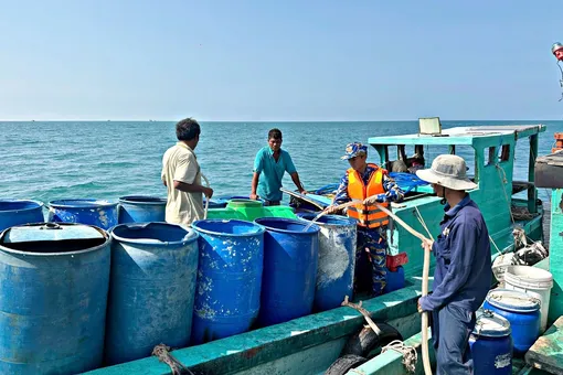 Hải quân cấp nước ngọt cho người dân đảo Hòn Chuối