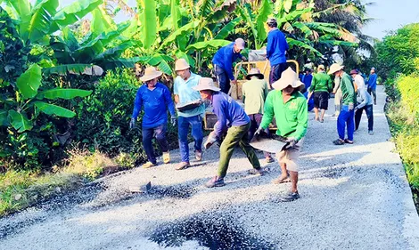 Ủy ban MTTQVN phường Thới Long ra quân trải nhựa tuyến đường dài 1,6km