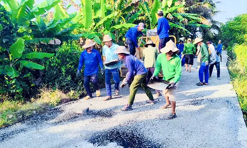 Ủy ban MTTQVN phường Thới Long ra quân trải nhựa tuyến đường dài 1,6km
