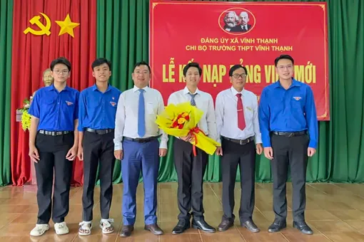 Đoàn Trường Đại học Kỹ thuật - Công nghệ Cần Thơ tuyên dương đoàn viên, sinh viên tiêu biểu