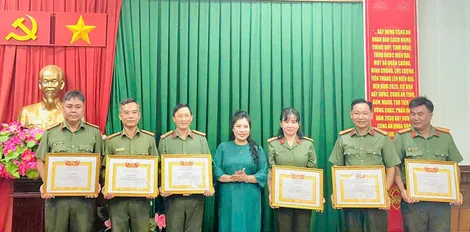 Khen thưởng các cá nhân xuất sắc trong công tác phòng, chống hoạt động in, photocopy, phát hành trái phép xuất bản phẩm