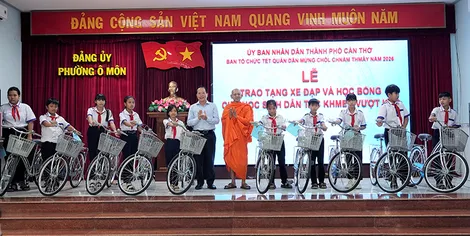 Trao xe đạp, học bổng tặng học sinh người dân tộc Khmer có hoàn cảnh khó khăn