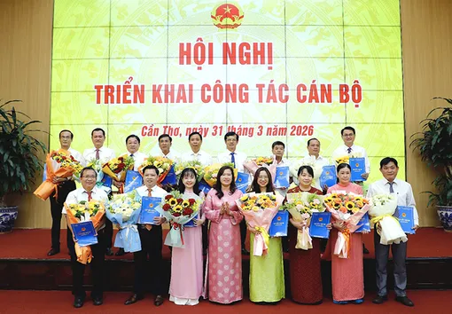 Lãnh đạo thành phố trao quyết định công tác cán bộ