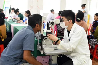 Khám, tư vấn, cấp thuốc miễn phí cho người dân