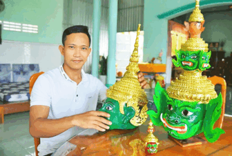 អភិ​រក្ស​របរ​ធ្វើ​មកុដ មុខ​ខ្មុក​ពី​សហ​គមន៍