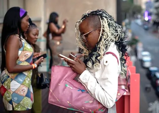 Mối nguy từ bạo lực kỹ thuật số ở châu Phi