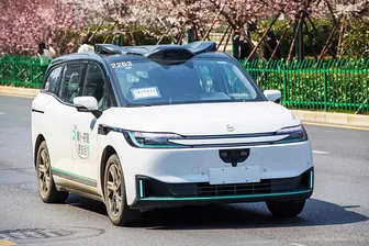 Hàng loạt taxi tự lái “đứng hình” giữa đường