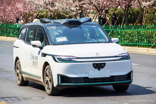 Hàng loạt taxi tự lái “đứng hình” giữa đường