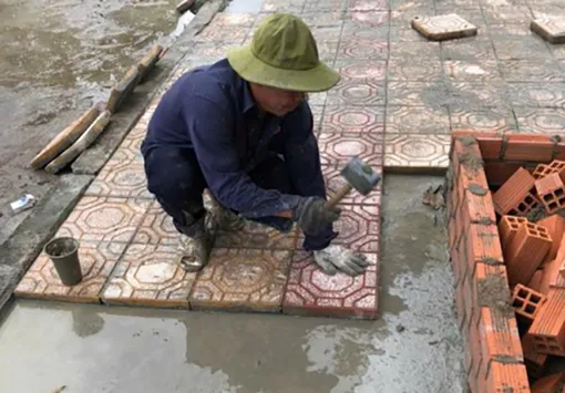 Tái sử dụng tro xỉ từ lò đốt chất thải rắn sinh hoạt sản xuất thành công gạch lát bê tông