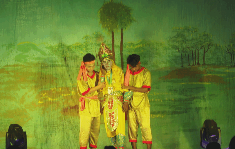 ក្រុមល្ខោនយូរកេរសម្ដែងក្នុងរដូវប្រាំង