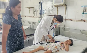 Bệnh tay chân miệng, sốt xuất huyết đang tăng nhanh