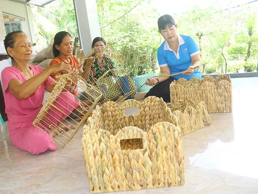 Trao “cần câu sinh kế”, giúp phụ nữ tự tin vươn lên