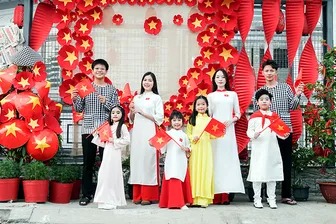 Gia đình ở Cần Thơ mừng Lễ 30-4 sớm, chào đón bà con đến chụp ảnh miễn phí