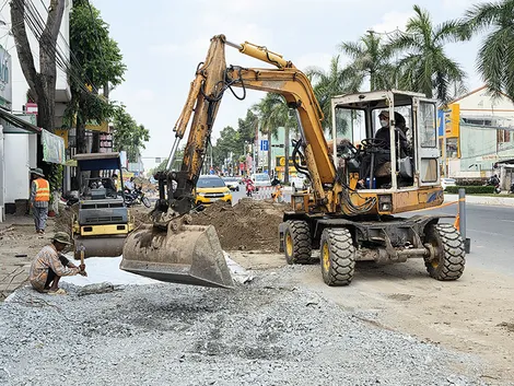 Tập trung thi công mở rộng nút giao đường Nguyễn Văn Linh - đường 3 tháng 2