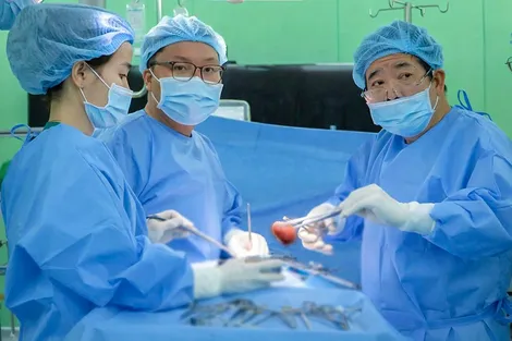 Phẫu thuật lấy viên sỏi san hô to bằng quả trứng