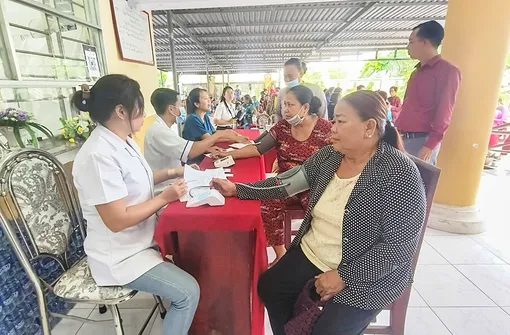 Khám bệnh cấp thuốc miễn phí cho phụ nữ, trẻ em xã Tài Văn