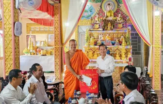 អញ្ជើញ​ទៅ​សួរ​សុខ​ទុក្ខ​និង​ជូន​ពរ​បុណ្យ​ចូល​ឆ្នាំ​ថ្មី​ប្រ​ពៃ​ណី​របស់​ជន​រួម​ជាតិ​ខ្មែរ