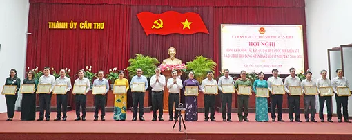 Khen thưởng 152 tập thể và 630 cá nhân có thành tích xuất sắc trong công tác tổ chức bầu cử