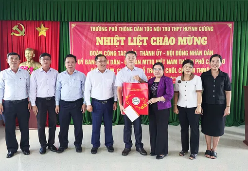 លោក​ស្រី ហូ​ធី​កឹម​ដាវ ជូន​ពរ​បុណ្យ​ចូល​ឆ្នាំ​ថ្មី​ប្រ​ពៃ​ណី​ខ្មែរ នៅ​សង្កាត់​ភូ​ឡើយ និង​ឃុំ​ញូ​យ៉ា