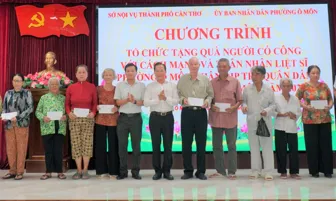 Trao quà tặng người có công với cách mạng, thân nhân liệt sĩ