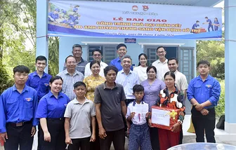 Bàn giao nhà Đại đoàn kết cho hộ đồng bào Khmer đón Tết Chôl Chnăm Thmây