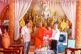 Ông Đồng Văn Thanh thăm, chúc Tết Chôl Thnăm Thmây tại xã Liêu Tú