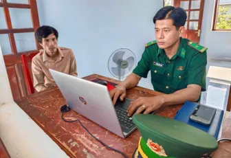 Bộ đội Biên phòng Cà Mau hỗ trợ cứu hộ 2 ngư dân trôi trên biển