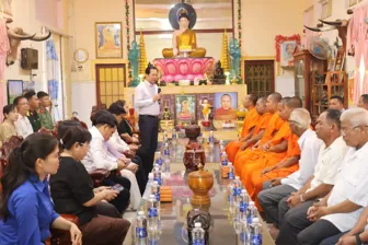 Ông Vương Quốc Nam thăm, chúc Tết Chôl Chnăm Thmây tại xã Tài Văn và Trần Đề