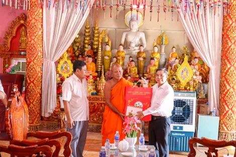 Ông Đồng Văn Thanh thăm, chúc Tết Chôl Thnăm Thmây tại xã Liêu Tú