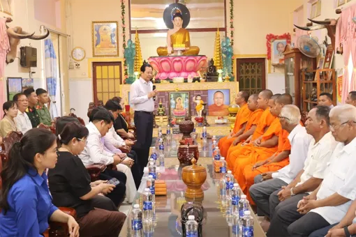 Ông Vương Quốc Nam thăm, chúc Tết Chôl Chnăm Thmây tại xã Tài Văn và Trần Đề