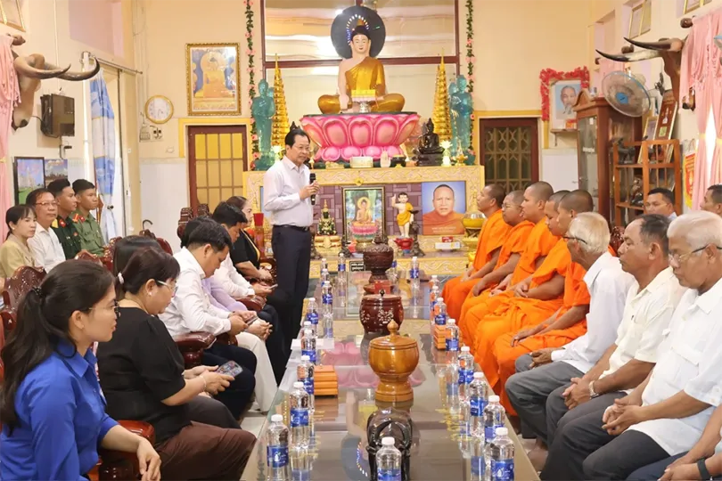 Ông Vương Quốc Nam thăm, chúc Tết Chôl Chnăm Thmây tại xã Tài Văn và Trần Đề