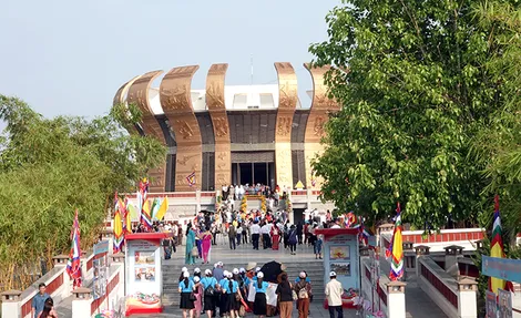 Đền thờ Vua Hùng TP Cần Thơ mở cửa đến 9 giờ tối, phục vụ cơm chay miễn phí dịp Giỗ Tổ