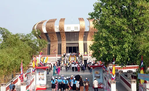 Đền thờ Vua Hùng TP Cần Thơ mở cửa đến 9 giờ tối, phục vụ cơm chay miễn phí dịp Giỗ Tổ