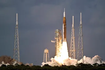 Artemis II thúc đẩy cuộc đua Mặt trăng mới