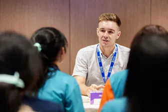 Khi tiếng Anh thành ngôn ngữ thứ hai, người không giỏi ngoại ngữ sẽ đánh mất cơ hội lớn