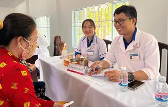 Khám bệnh và cấp phát thuốc miễn phí cho hơn 800 người dân