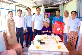 Lãnh đạo thành phố thăm, tặng quà Mẹ Việt Nam Anh hùng Lê Thị Lên nhân dịp Tết cổ truyền Chôl Chnăm Thmây