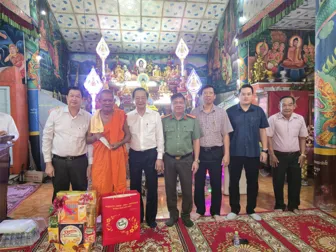 Lãnh đạo thành phố thăm chúc Tết Chôl Chnăm Thmây tại xã Ngọc Tố