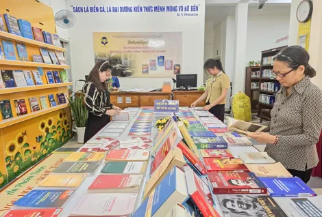 Triển lãm sách “Đại thắng mùa Xuân 1975 - Bản hùng ca chiến thắng thời đại Hồ Chí Minh”