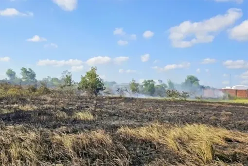 Người phụ nữ tử vong sau khi đốt rơm ngoài đồng