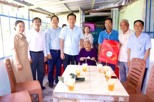 Lãnh đạo thành phố thăm, tặng quà Mẹ Việt Nam Anh hùng Lê Thị Lên nhân dịp Tết cổ truyền Chôl Chnăm Thmây