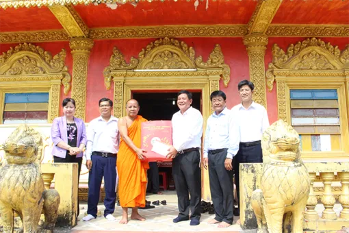 Thăm, chúc Tết Chôl Chnăm Thmây tại phường Mỹ Xuyên