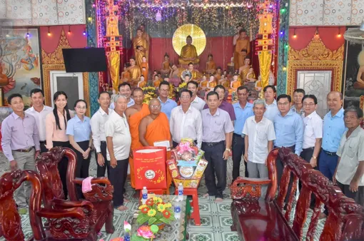 Thăm, chúc mừng Tết Chôl Chnăm Thmây tại xã Hồ Đắc Kiện