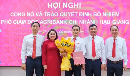 Công bố và trao quyết định bổ nhiệm Phó Giám đốc Agribank Chi nhánh Hậu Giang
